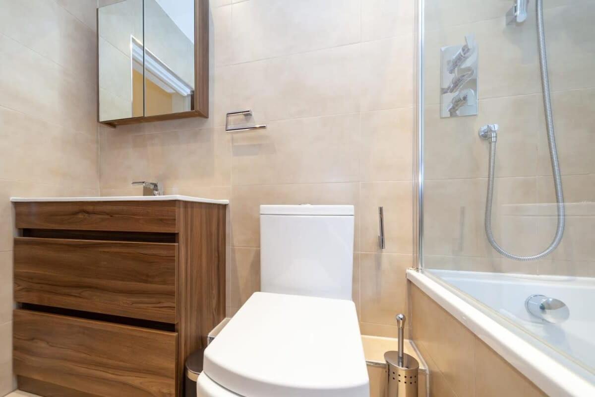 Appartamento Spacious 2 Bedroom Maisonette In Stratford Londra