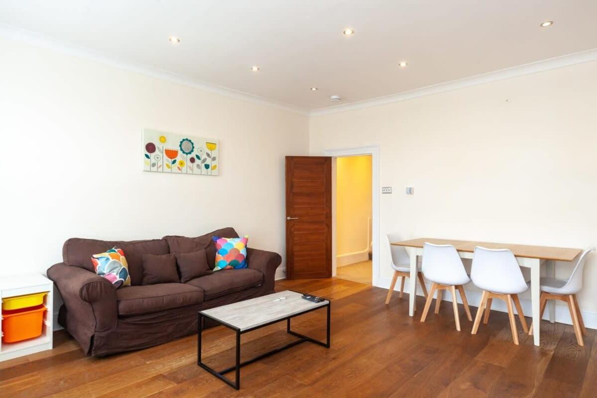 Spacious 2 Bedroom Maisonette In Stratford Appartamento
